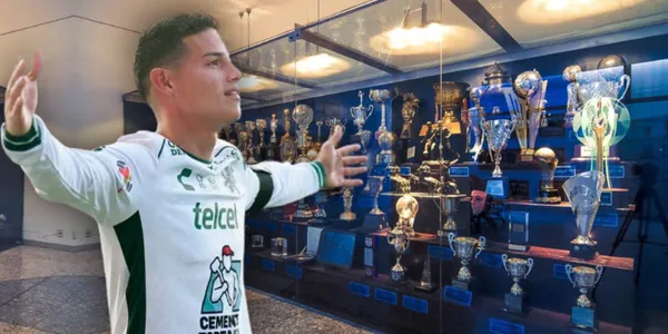 James Rodríguez y vitrina de Coapa (Fuente: MEXSPORT)