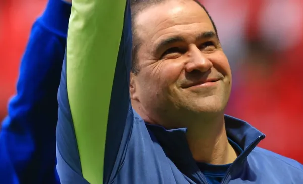 Jardine celebra con el aficionado del América (Fuente: Mexsports)