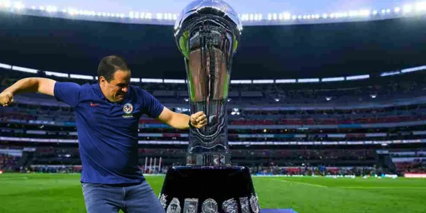 Jardine celebrando con el trofeo de la Liga MX