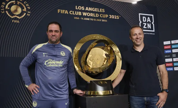 Jardine con el trofeo del Mundial (Fuente: Mexsports)