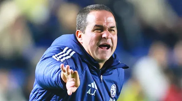 Jardine se tambalea en el puesto.