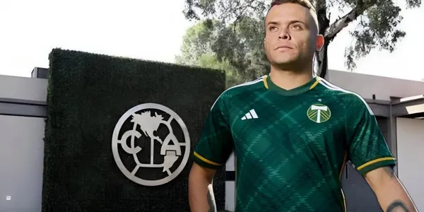 Jonathan Rodríguez con el Portland Timbers y al fondo el escudo del América / Foto X