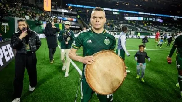 Jonathan Rodríguez con su tronco en Portland