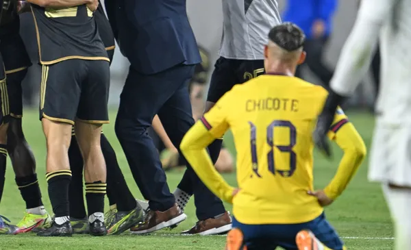 Jugador de América de rodillas tras derrota de LAFC (Fuente: Mexsports)