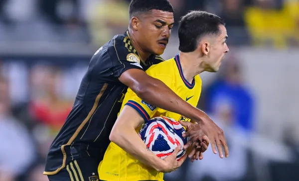 Jugador de América toma la pelota (Fuente: Mexsports)