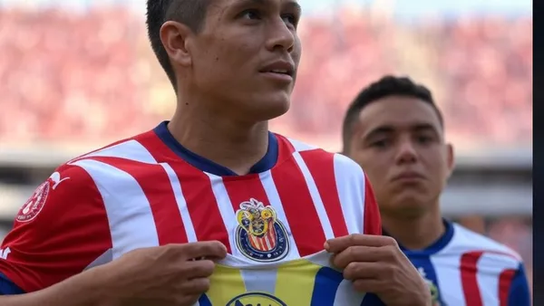 Jugador de Chivas con jersey del Club América - Foto: Grok IA