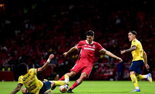 Jugador del América lucha ante deportista de Toluca por la pelota (Fuente: Mexsports)
