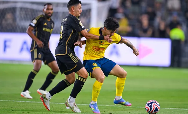 Jugador del América protege pelota ante marca (Fuente: Mexsports)