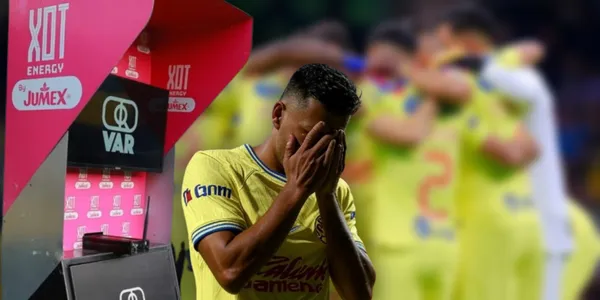 Jugador del América triste y VAR / Foto: MEXSPORT y GROK