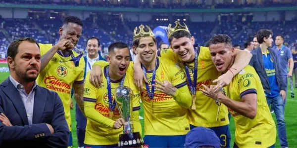 Jugadores de América con el trofeo y Baños/FOTO: el economista