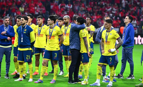 Jugadores de América miran la ceremonia de entrega de medallas (Fuente: Mexsports)
