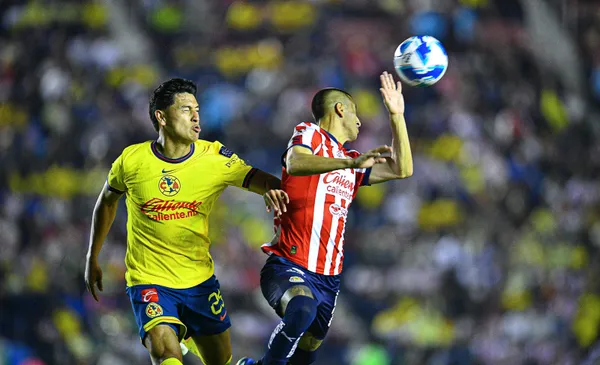 Jugadores de Chivas y de érica pelean pelota en juego (Fuente: Mexsports)