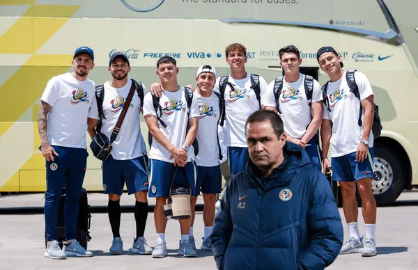 Jugadores del América posando y André Jardine/ Foto Club América.