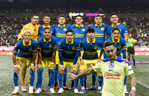 Jugadores del América posando y Sebastián Cáceres/ Foto El Universal.
