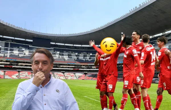 Jugadores del Toluca celebrando en el Estadio Azteca junto a Emilio Azcárraga.