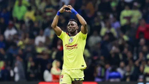 Julián Quiñones celebrando con América