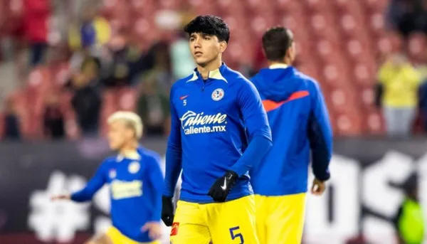 Kevin Álvarez en calentamiento con el América