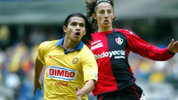 Luis Fernando Saritama vs Andrés Guardado - Foto: Mexsport