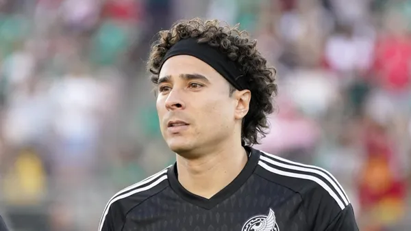 Memo Ochoa le da lección a Aguirre.