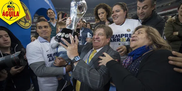 Miguel Herrera levantando el título de campeón (Fuente: MEXSPORT)