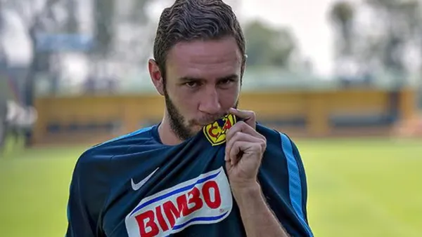 Miguel Layún besando el escudo del América - Foto: Meexsport
