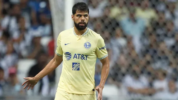 Néstor Araujo no pudo completar el partido de la jornada 2 entre América y Rayados.