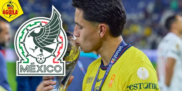 Ramón Juárez besando el trofeo de la Liga MX (Fuente: MEXSPORT)