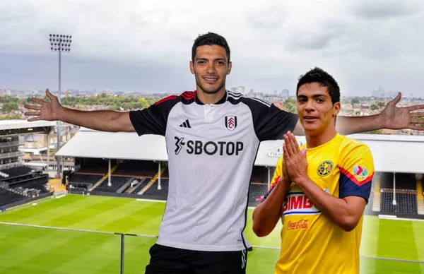 Raúl Jiménez con manos abiertas/ Foto TV Azteca.