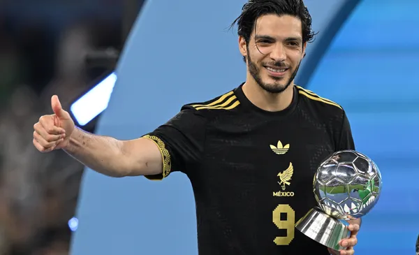 Raúl Jiménez recibe premio (Fuente: Mexsports)