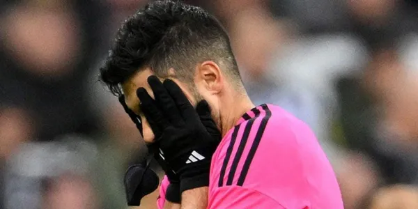 Raúl Jiménez sufre expulsión en la derrota del Fulham.