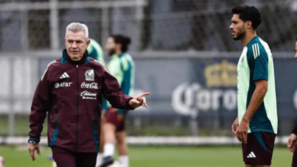 Raúl Jiménez y Javier Aguirre - Foto: EFE