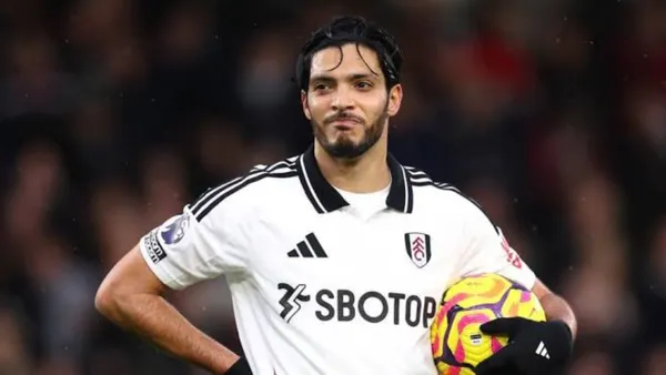 Raúl Jiménez y la picardía con la que hizo el silencio incomodo en Old Trafford - Foto: X