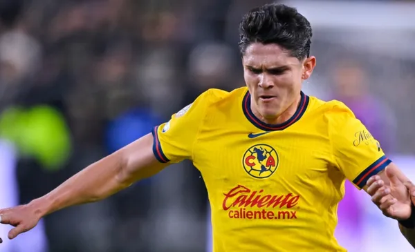 Reyes pelea una pelota con un jugador (Fuente: Mexsports)