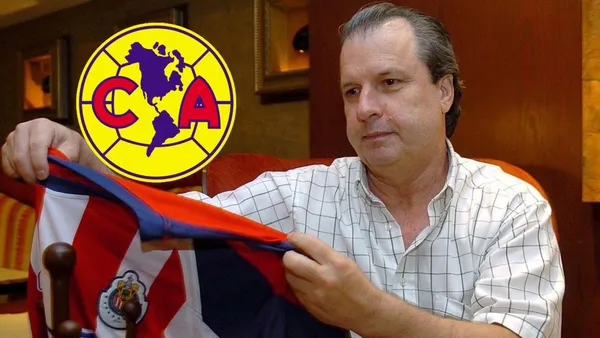 Roberto Gómez Junco con un jersey de Chivas - Foto: Jam Media