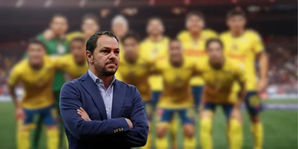 Santiago Baños con jugadores de América/FOTO: Récord