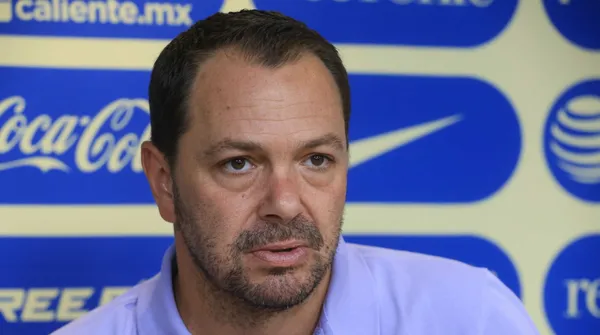 Santiago Baños podría salir a Rayados.