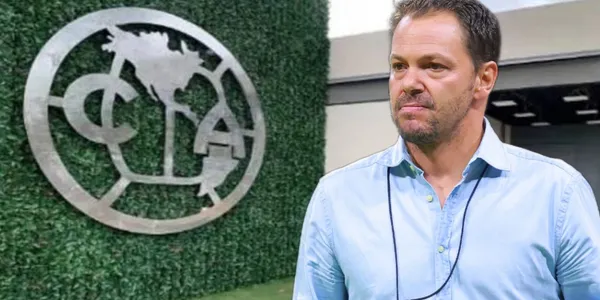 Santiago Baños y al fondo el escudo del Club América / Foto X
