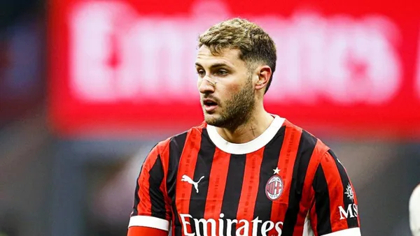 Santiago Giménez no está a la altura del nivel europeo.