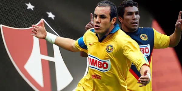 Se le vio al exdelantero portando los colores rojinegros del Atlas en una foto.