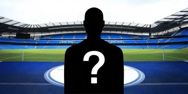 Una persona incógnita y al fondo el estadio del Manchester City / Foto EFE