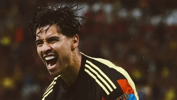 Víctor Dávila anota el gol del América.