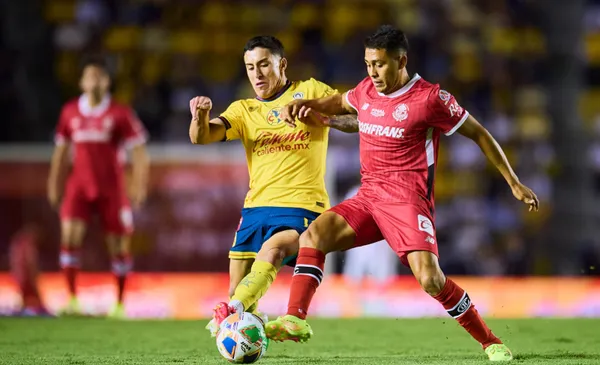 Zendejas pelea una pelota con un jugador de Toluca (Fuente: Mexsports)