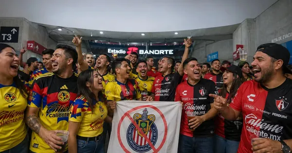 Las dos aficiones se juntaron en un momento para burlarse del Deportivo Guadalajara.