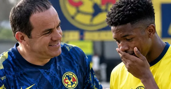 Cuauhtémoc Blanco da regalo a Roger Benítez.