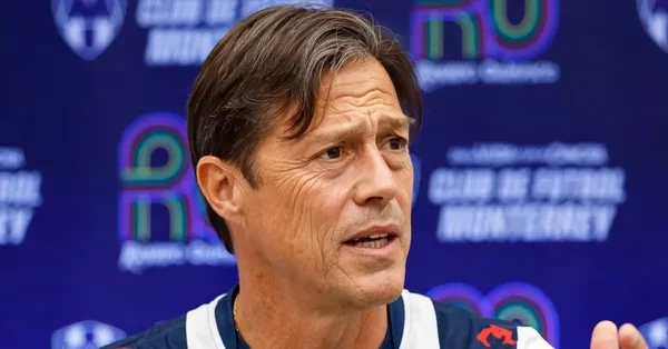 Almeyda muy enojado en conferencia.