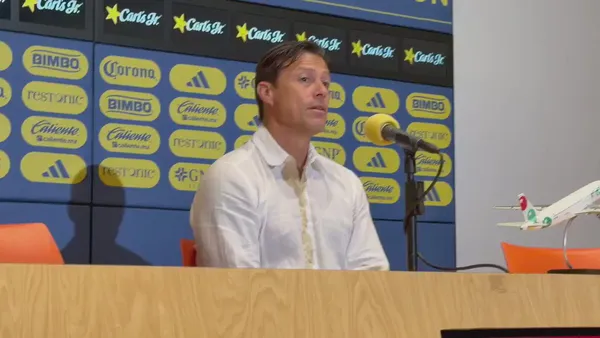 Almeyda muy enojado en conferencia.