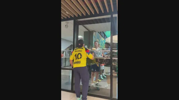 Aficionado del América se cruzó con el cuerpo técnico.