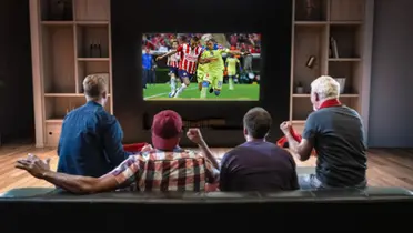 Aficionados viendo América vs Chivas