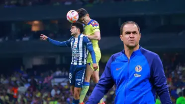 André Jardine y futbolistas peleando un balón/ Foto Fútbol Total.